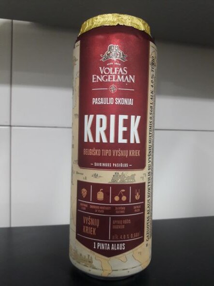 Хороший дизайн упаковки, современный. Нарисована ветка вишни и написано что напиток с вишневым соком.