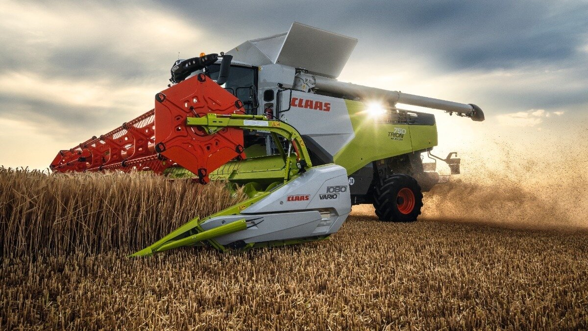 Новый зерноуборочный комбайн CLAAS TRION 700 в работе. Фото: официальный сайт CLAAS. 
