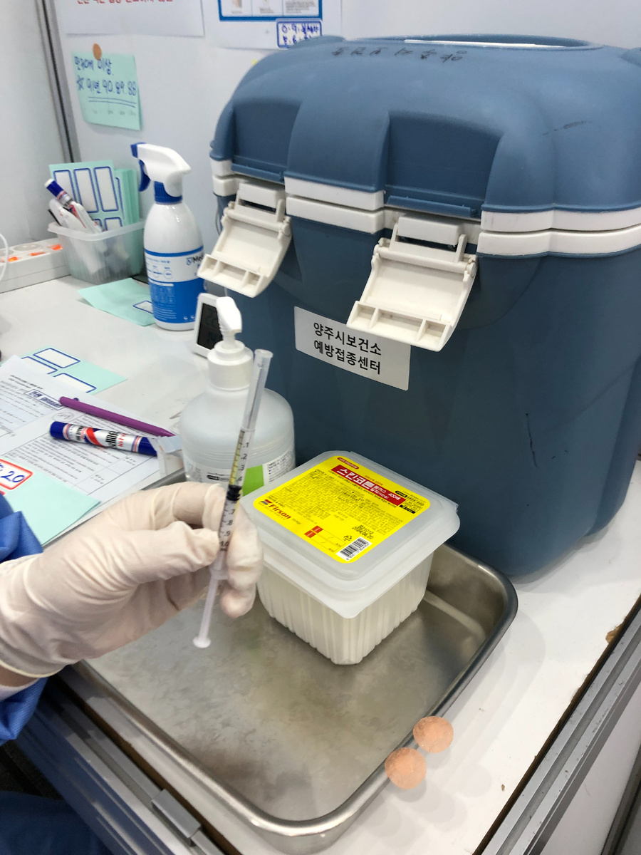 Вот это в меня сейчас воткнут. В левое плечо.