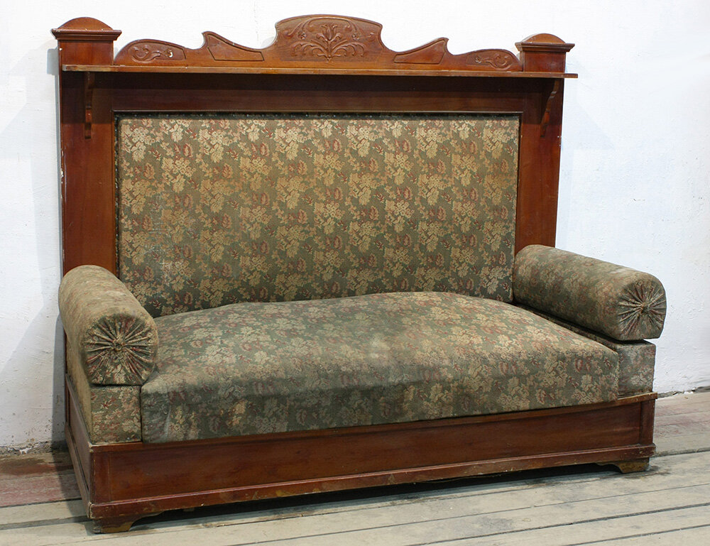 Классический старый просевший диван. Источник: https://kontora-k.ru/catalog/sold-furniture/5196-starinnyj-divan-s-vysokoj-spinkoj