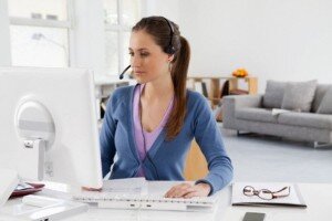 - Тренируйте память. Вы должны уметь легко воспроизвести в памяти 8-20 последовательно услышанных слов. Чем больше, тем лучше.
- Обладать хотя бы средним уровнем концентрации, ведь вам придется быстро вникать в смысл речи совершенно разных людей. Не стоит забывать, что некоторые имеют привычку растягивать слова или разговаривать очень быстро, «глотать» окончания слов, запинаться, разговаривать с ярко выраженным акцентом.
- Самый важный и бесценный на данном поприще навык – скоростная печать. Ваш показатель должен стартовать с уровня 350 знаков в минуту и его постоянно придется совершенствовать. Кстати, самая высокая оплата труда у расшифровщиков, овладевших методикой «слепой печати» (не глядя на клавиатуру).
- Образование здесь не играет роли, от вас требуется лишь хороший уровень грамотности. Он включает абсолютное чутье на орфографические и пунктуационные ошибки, умение строить правильные грамматические конструкции и не пренебрегать правилами типографики.
- Любознательность и широкий кругозор, поскольку время от времени вы будете сталкиваться с узкопрофильными тематиками, пестрящими специфической терминологией.