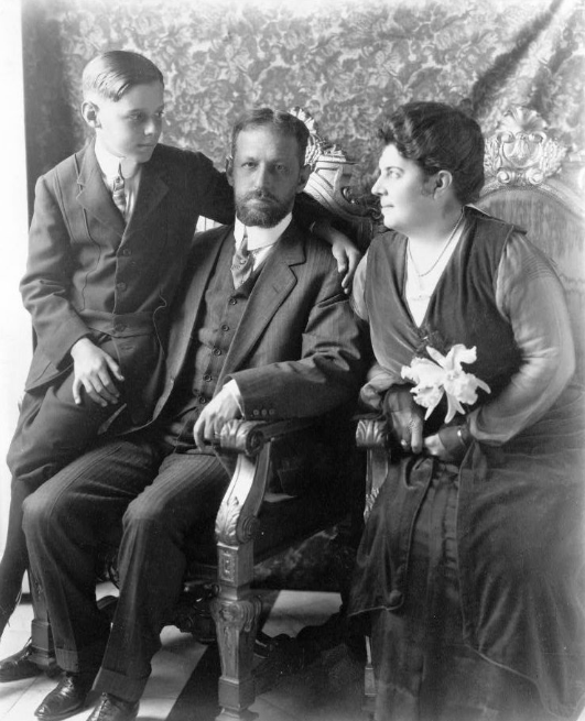 Президент Кубы Марио Менокаль в кругу семьи. Фото из открытых источников