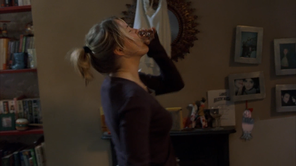 Ловко накидывается? Ещё бы! Ведь это Бриджит Джонс!