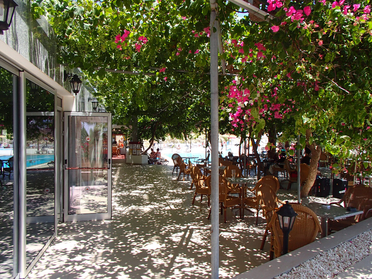 Утром вышли из отеля и отправились в соседний поселок 