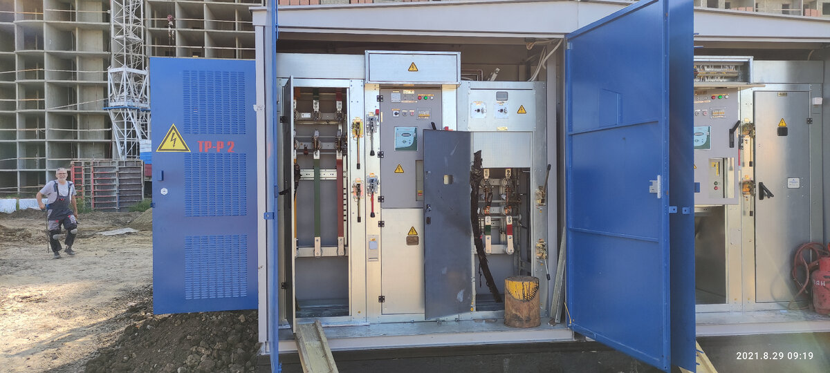 Самое ужасное в данных КТП - это расположение отсека РЗА. Крышка отсека не снимается, а откидывается вниз, что придаёт дополнительное неудобство при производстве работ в схеме вторичной коммутации.