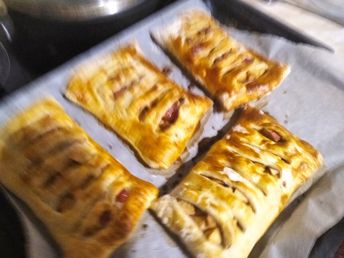 Готовые слойки с яблоками. Фото автора oldp0var.