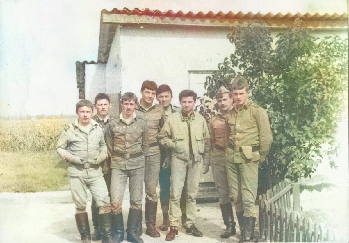 На фото я с бойцами: белорус, башкир, молдаванин, таджик, киргиз, татарин, украинец, русский... Вот только казаха нет... :)