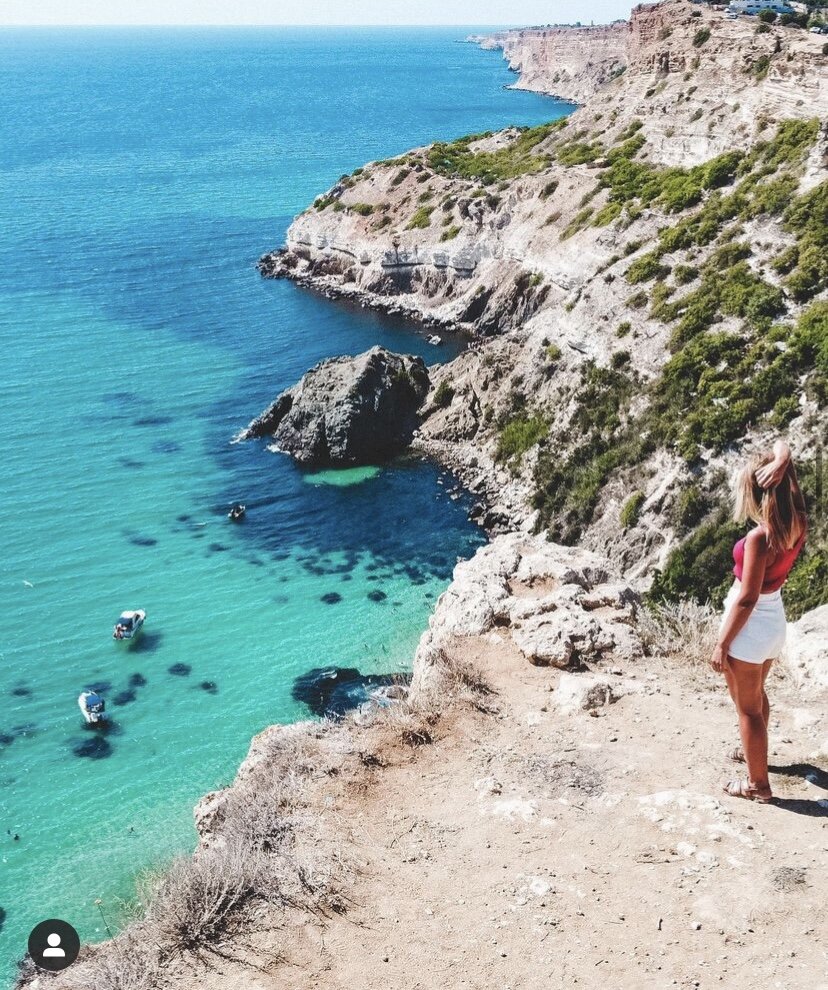 Пляж 🍌Баунти. Именно здесь самая красивая 🌊водичка во всем Крыму. Для отдыха этот пляж не совсем подойдёт, а вот сделать классные 🏝фото здесь точно получится.
﻿
