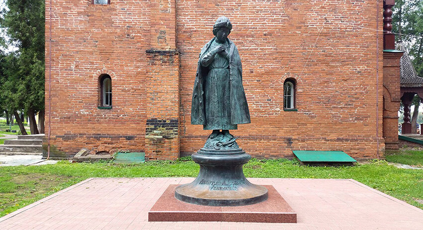 Памятник царевичу Димитрию в Угличе