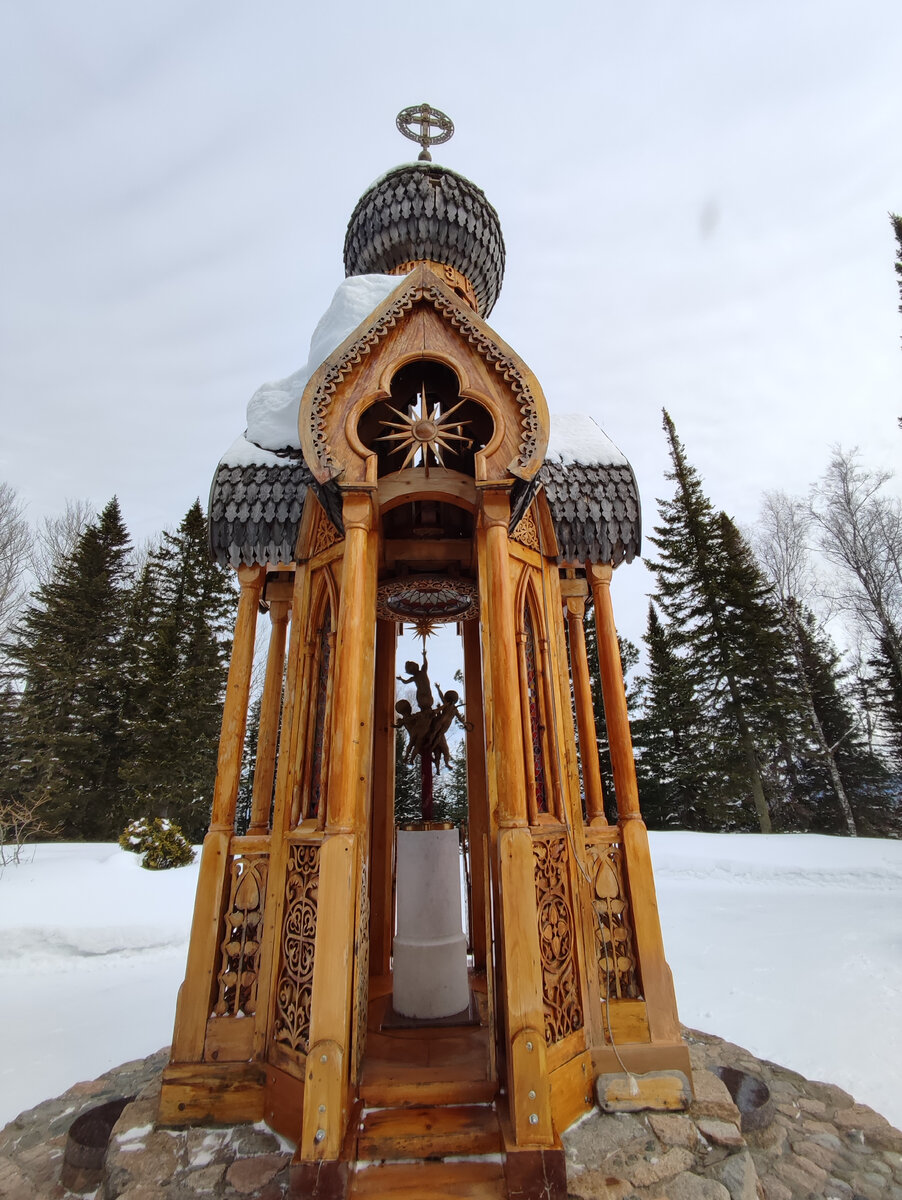 По уверению местных жителей, если встать на колени и загадать самое сокровенное желание, но оно непременно сбудется. Мы рисковать не стали )