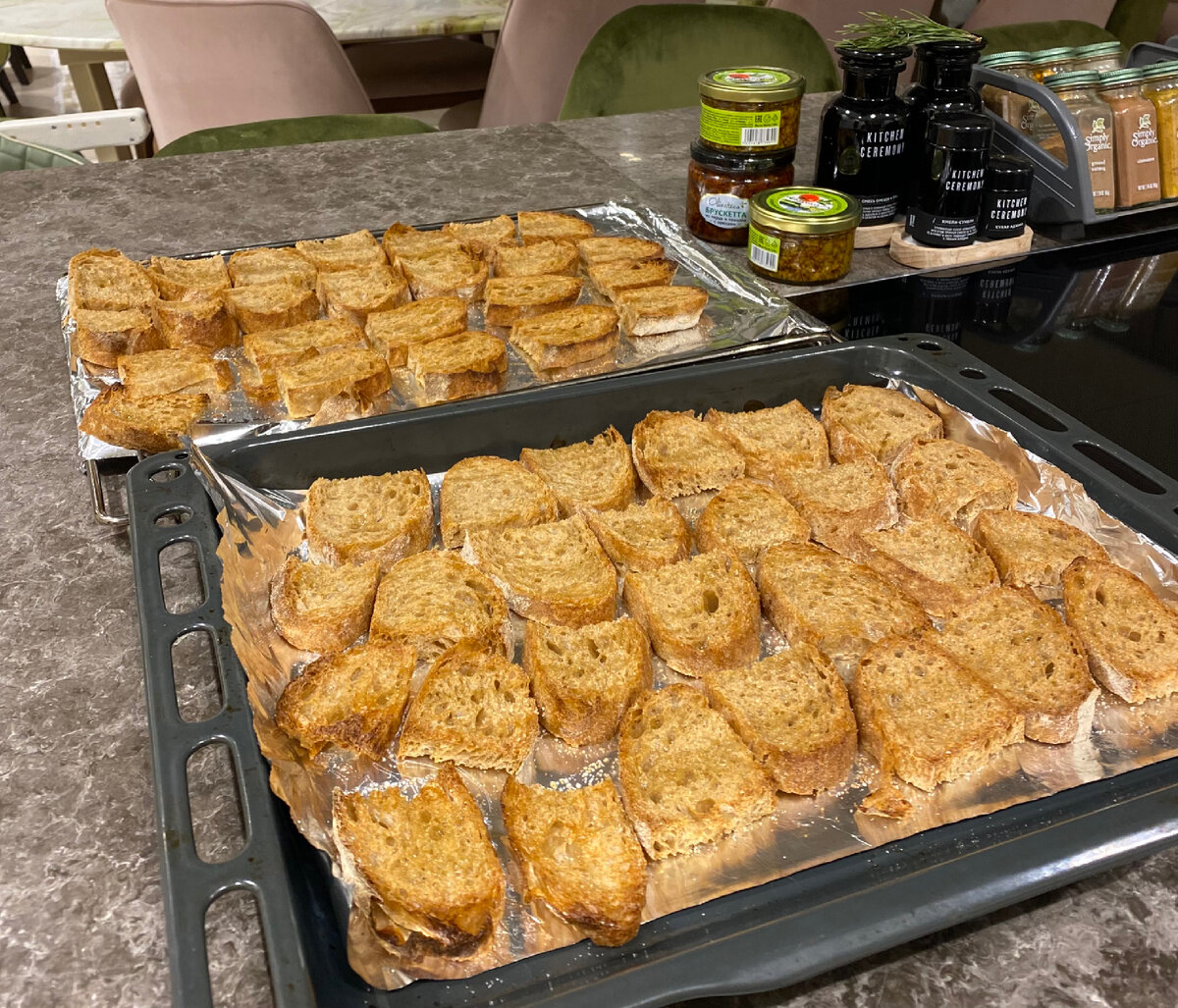 Запекаю чиабатту в производственных масштабах) с оливковым маслом, чесноком и солью