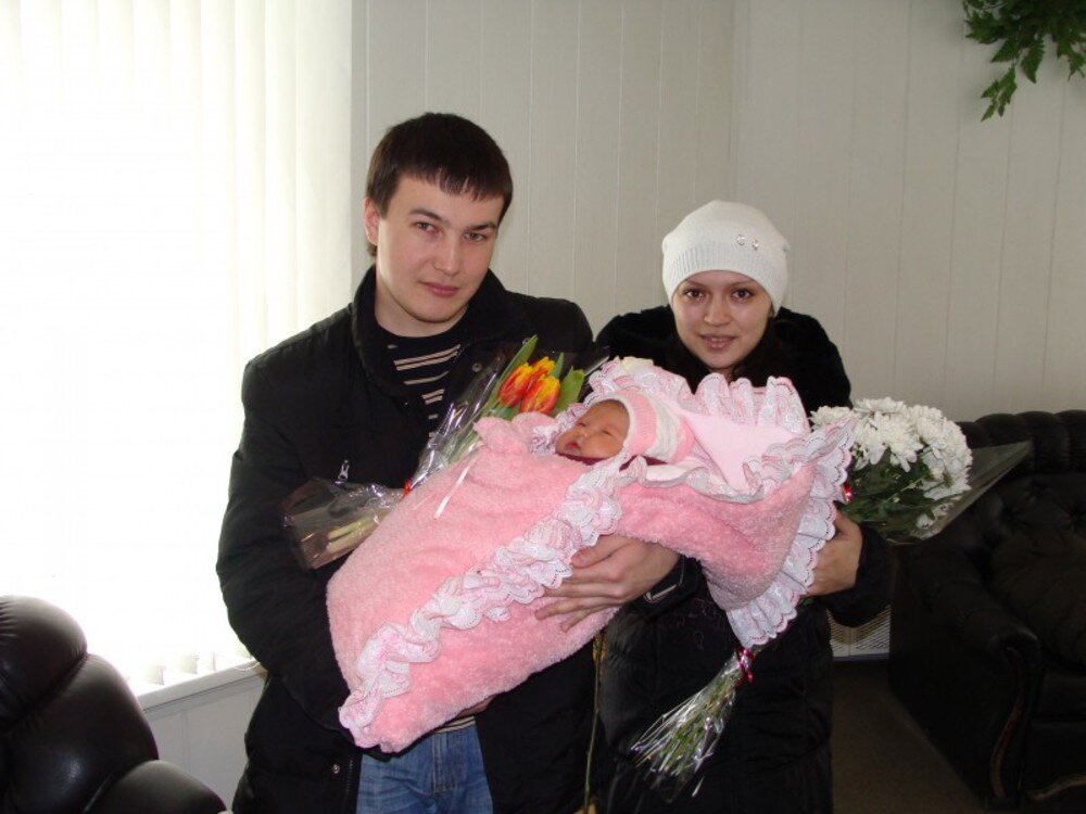 Фото из роддома зимой. Выписка с роддома зимой. Выписка с роддома зимой фотосессия. Зимняя выписка из роддома фотосессия. Выписка с роддома зимой девочки