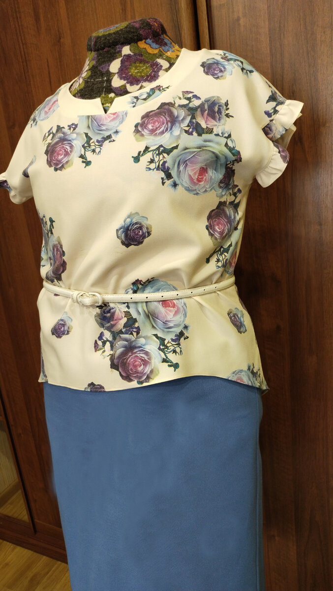 Блузка из плательной ткани, достаточно плотной. Изнанка почти белая, однотонная. Основной цвет ткани такой сливочный,  на нём эти голубые розы. Я не могла устоять перед этой расцветкой. Сначала я сшила прямое платье из этой ткани, и как-то оно мне не пошло. Старит вообще! Прямое платье  было. И я подумала, что как же так, расцветка шикарная, надо что-то придумать. И я решила, что это будет блузка. С какой-нибудь юбочкой. И сейчас ношу с удовольствием. Можно и на работу в тёплое время года читать лекции по дизайну, да и просто нарядиться. Мне очень нравится!
