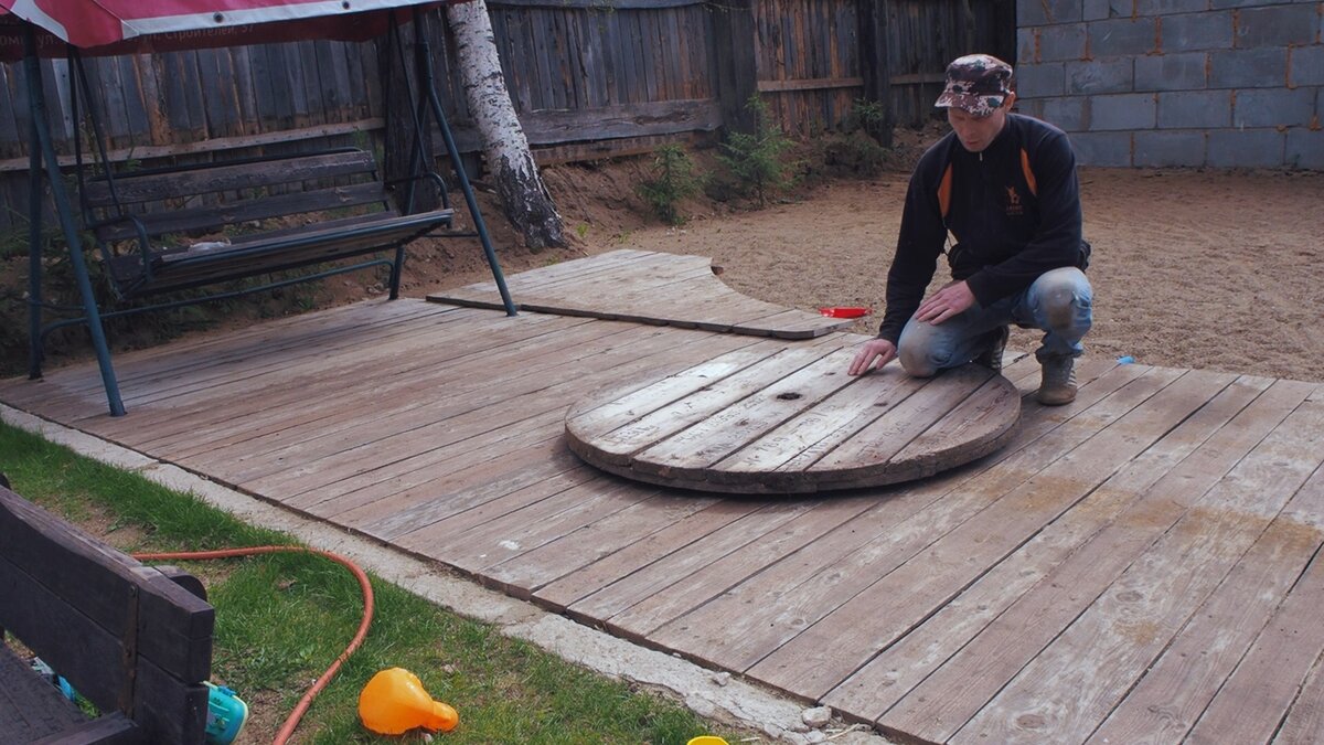 От времени доски на ней все рассохлись