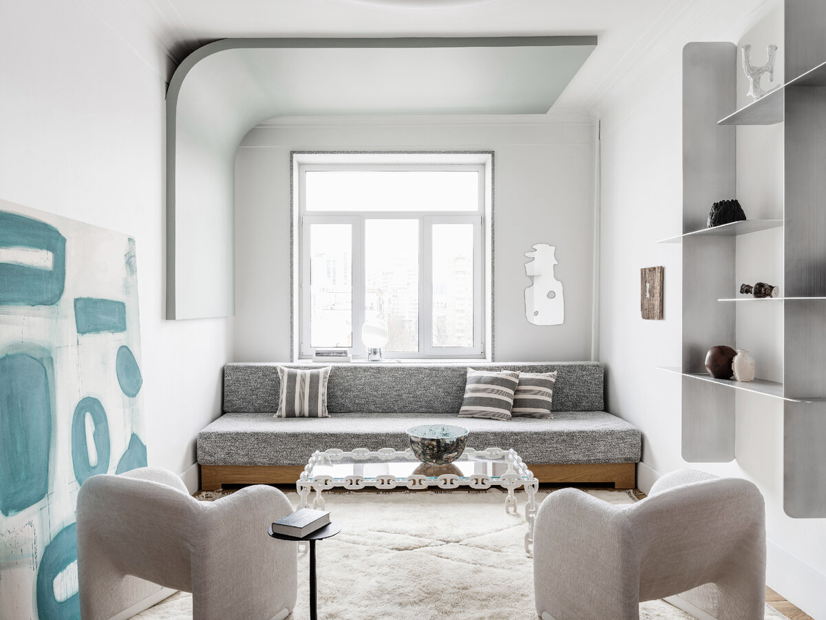 Фото: Михаил Лоскутов. Гостиная. Диван изготовлен по эскизам дизайнеров. Стол, винтаж, галерея Maisonosin. Кресла Artifort Ben, Artifort, винтаж, галерея Correct Form. Ковер, Benifez.