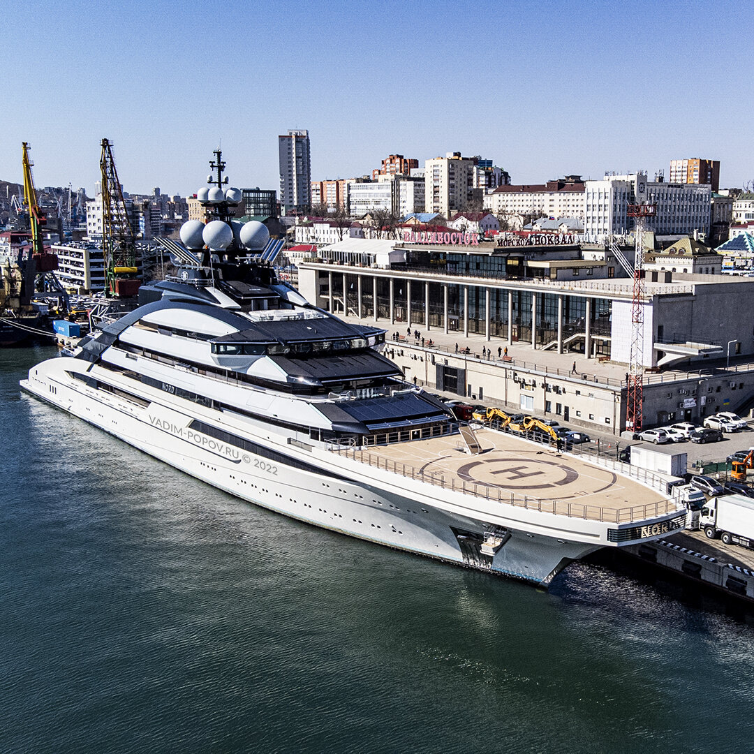 Яхта NORD русского миллиардера Мордашова в порту Владивостока вызвала большой интерес у местных жителей. Смотреть и фотографировать можно, но руками не трогать. Фото: Вадим Попов