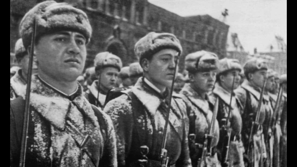 Где проходил парад в 1941 году. Парад Победы 1941 года. Парад 7 ноября 1941. Парад на красной площади 07.11.1941. Парад 7 ноября 1941 года в Москве на красной площади.