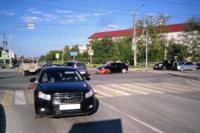    После столкновения с иномаркой мотоцикл швырнуло на другой автомобиль. Фото: ОГИБДД МВД России по Березниковскому городскому округу