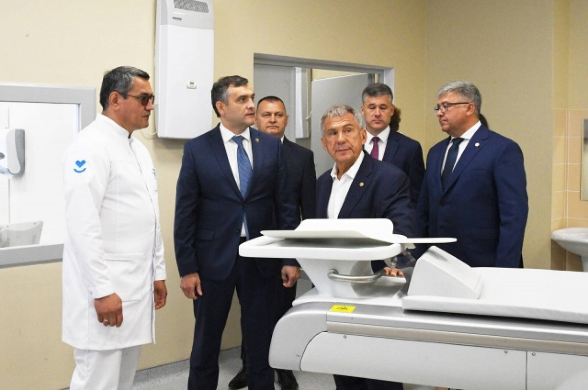    Рустам Минниханов побывал на открытии новой поликлиники в селе Осиново