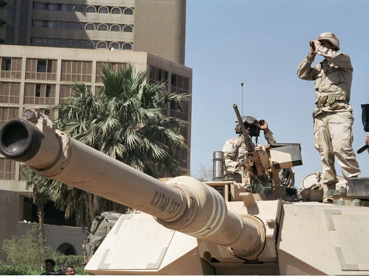    Американские солдаты наблюдают за порядком на улице Багдада. 1 июня 2003 год© РИА Новости / Давыдов