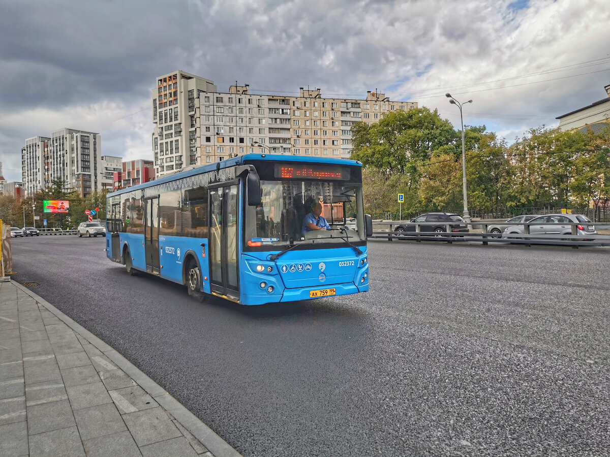 Автобус 032372 ЛиАЗ-5292 на маршруте № 167. Вообще, этот маршрут электробусный, но на время закрытия северного участка Люблинско-Дмитровской линии он стал автобусным. Для того, чтобы на него вышли сочленённые автобусы. Но вот среди сочленённых автобусов попадались и "коротышки".