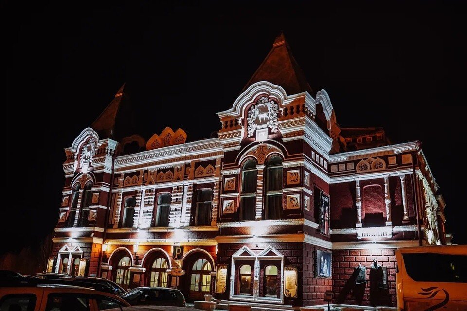    Спектакли покажут в разных театрах города. Светлана МАКОВЕЕВА