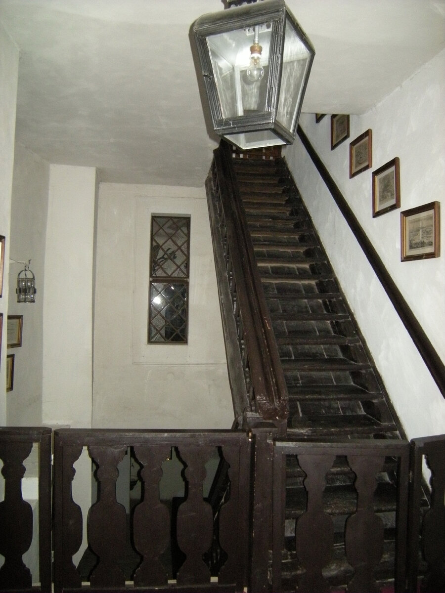 Вход на "жилую половину"  графов (или "графьев"?). Здесь мы увидели и самого хозяина, который приветливо с нами поздоровался. Но фотографировать его нам показалось неудобным