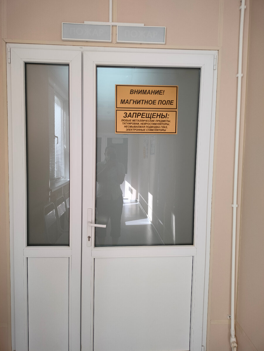 За эту дверь сопроводителей не пускают. 