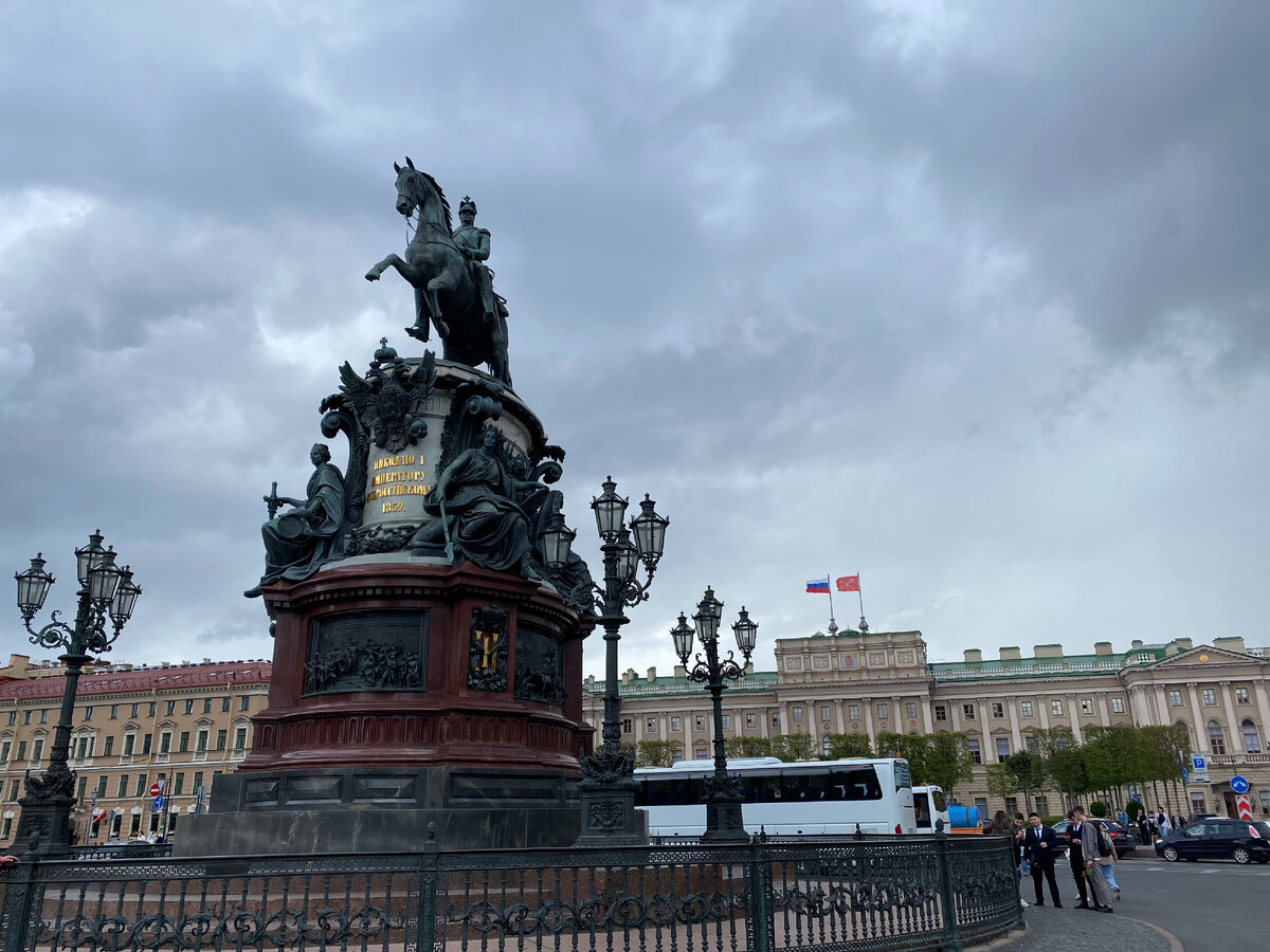 Фото автора: Памятник Николаю I на фоне Мариинского дворца. 