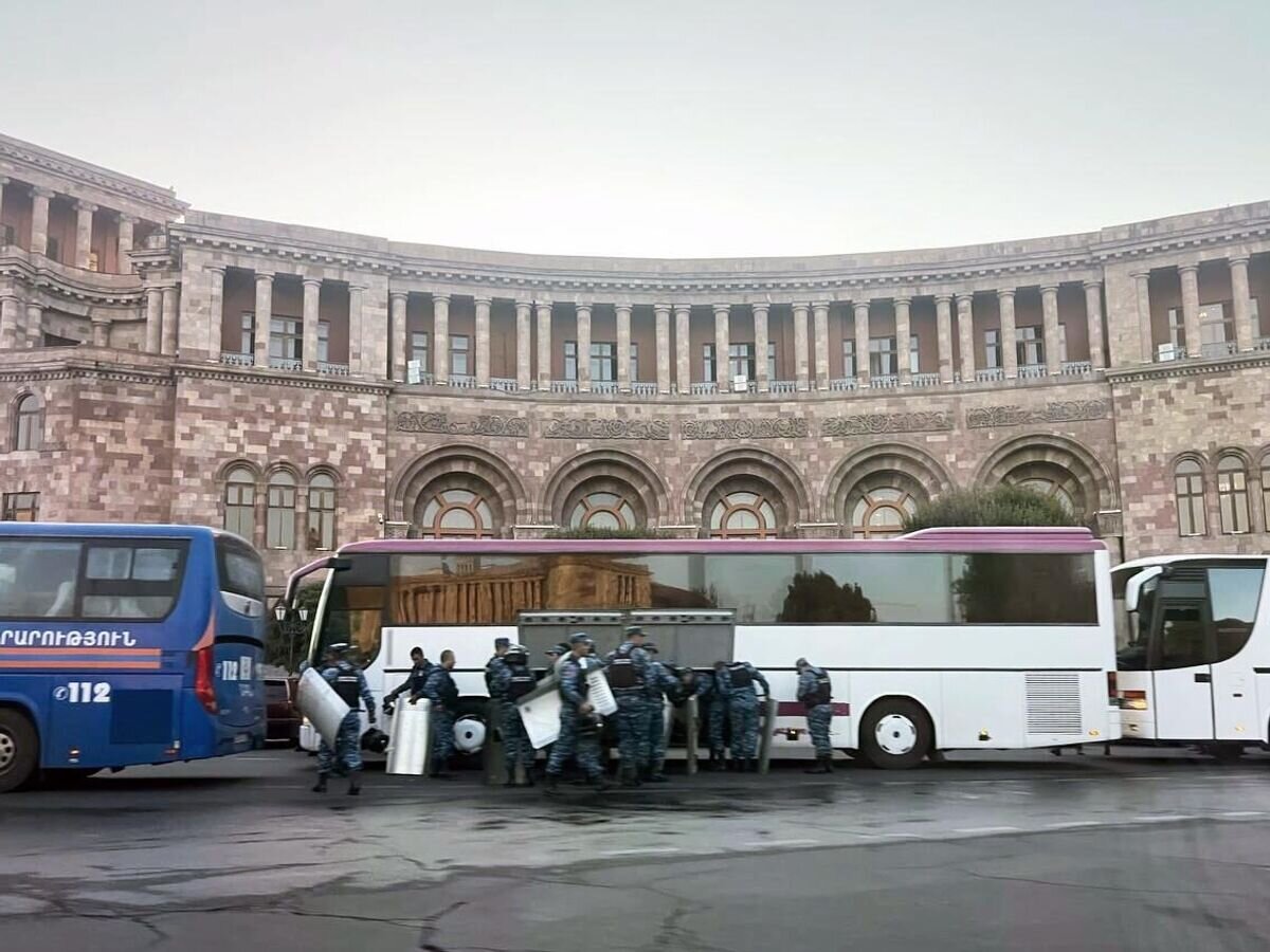    Сотрудники полиции дежурят у площади Республики в Ереване на фоне эскалации конфликта в Нагорном Карабахе© РИА Новости / Стрингер