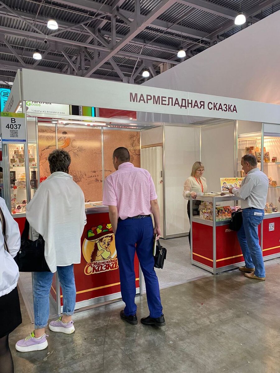 Посетители выставки знакомятся с нашей продукцией