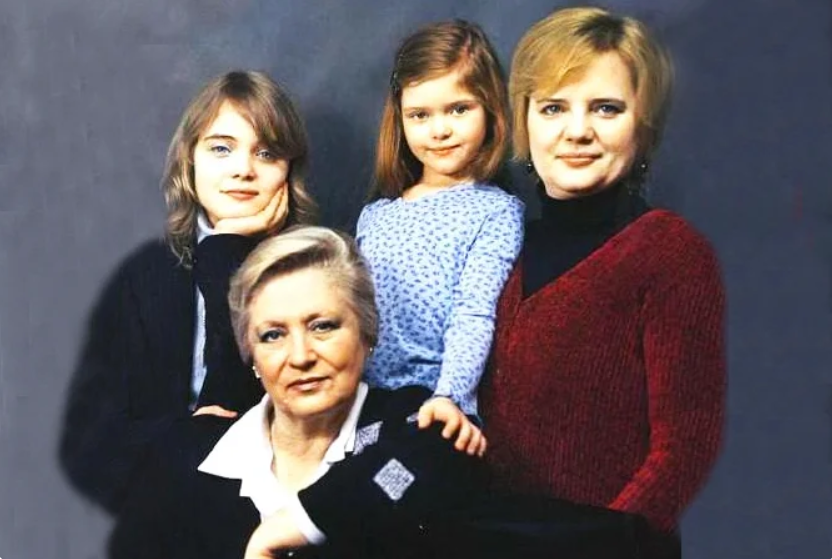 Евгения Владимировна Уралова с дочерью и внучками