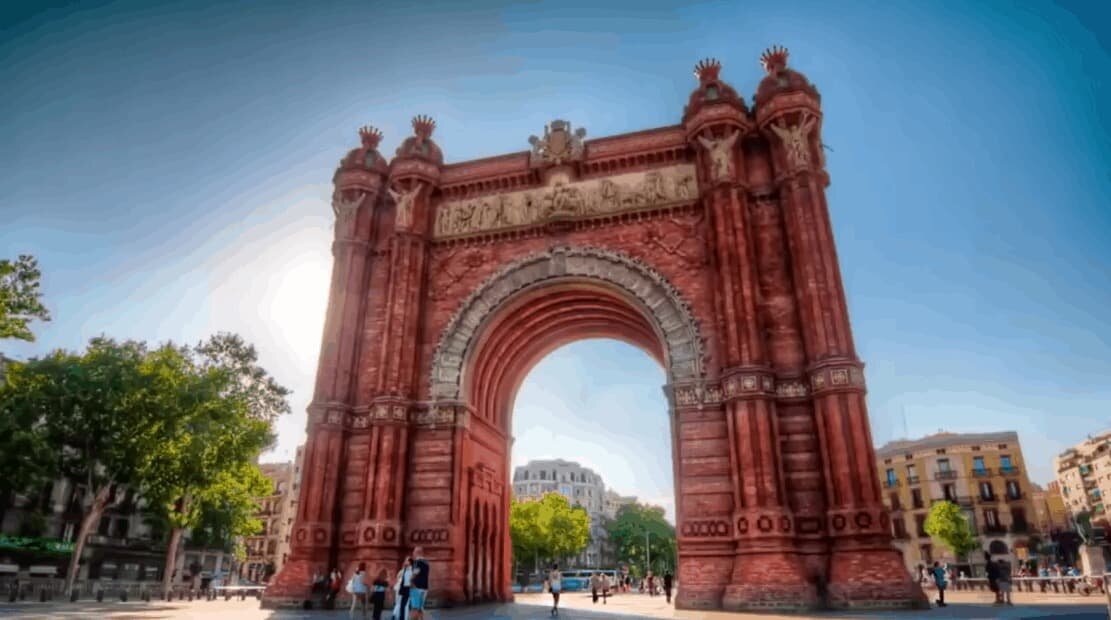 Арка это. Триумфальная арка Барселона. Триумфальная арка Испания. Arc de Triomf Барселона. Испанская Триумфальная арка Барселоны.