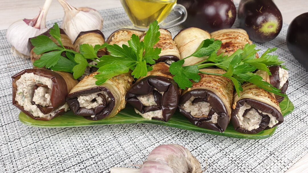 Баклажаны с чесноком зеленью сыром