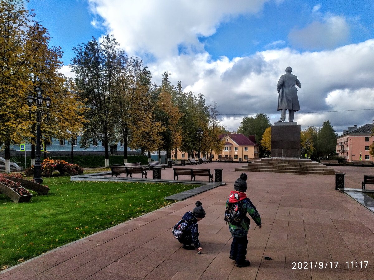Памятник Ленину напротив Дворца Культуры.