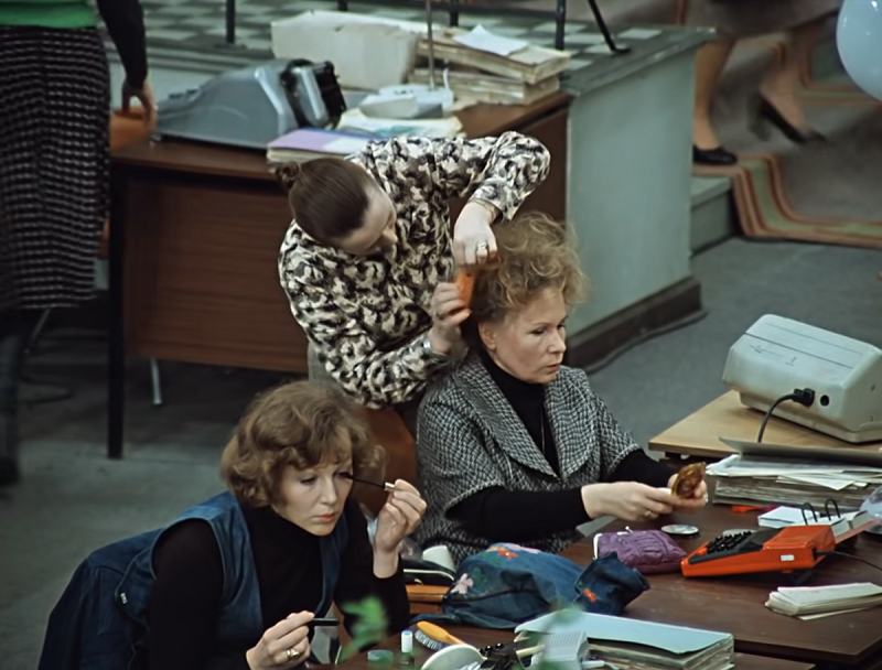 Кадр из фильма  “Служебный роман” (1978). Скриншот.