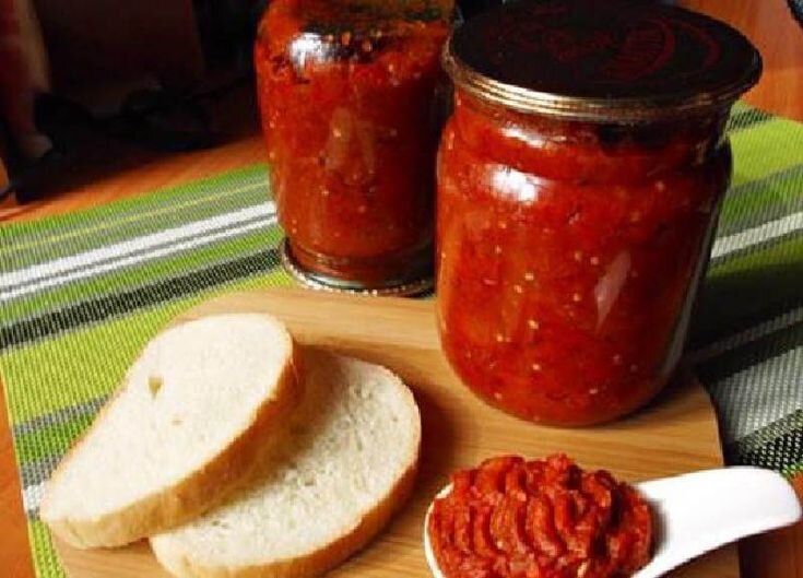 Болгарский перец в томатном соусе на зиму. Соус болгарский на зиму рецепты. Соус с помидорами. Сербский соус айвар. Болгарский перец в томатном соусе.