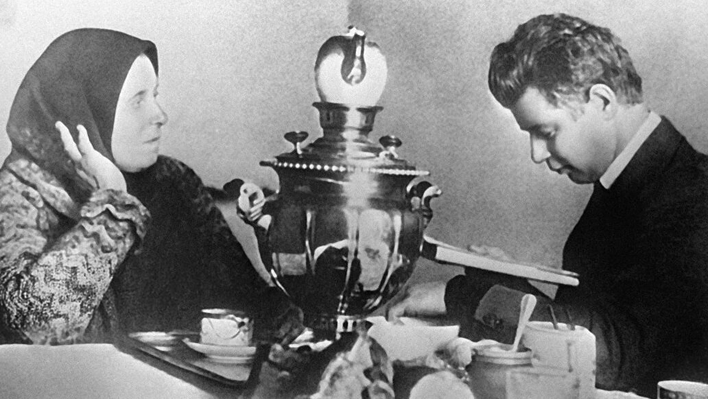 Сергей Есенин с матерью в 1925 году