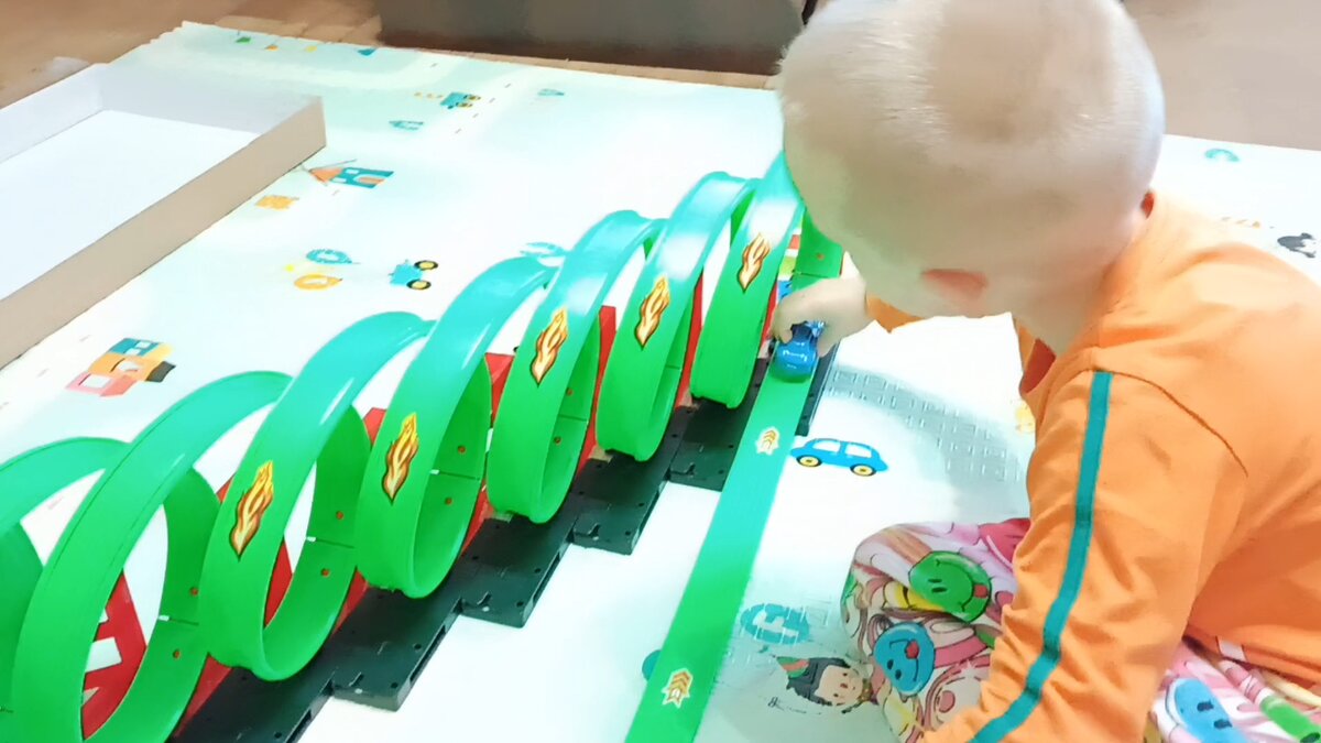 Играем с подарками, которые успел получить))