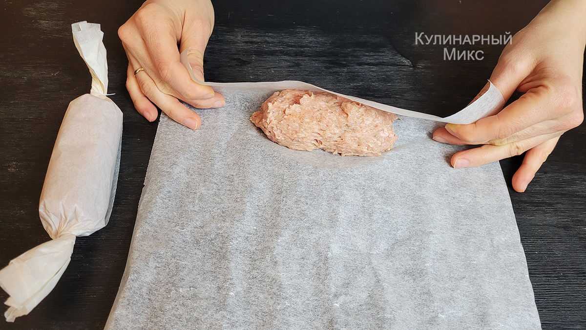 фарш в пергаменте. куриный рулет в пергаменте. колбаски в пергаменте. рулетики-колбаски на сковороде в пергаментной  бумаге. руоет с яйцом с випергаменте.