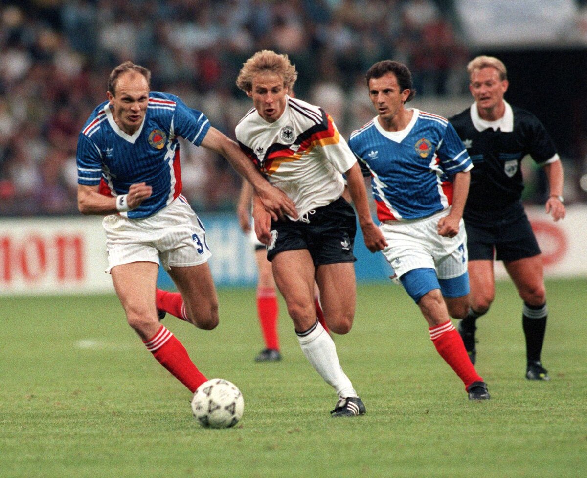 Клинсманн уходит от югославов Спасича (№3) и Брновича (№7). Источник spiegel.de