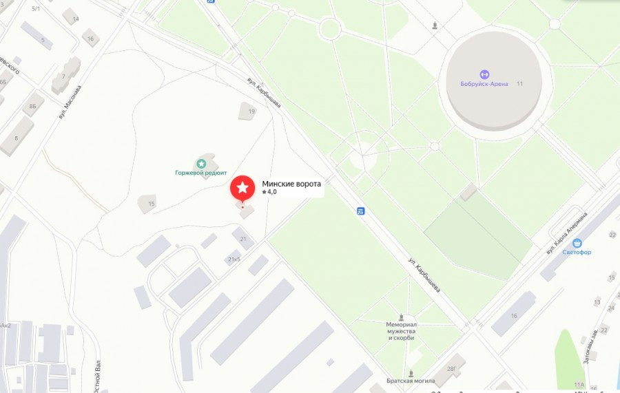 На Яндекс-картах отмечены четыре из пяти сохранившихся зданий комплекса третьего равелина: минские ворота, горжевой редюит с капониром, редюиты правого и левого входящих плацдармов, имеющие свой почтовый адрес как дома 15 и 19 по улице Карбышева. Как это все работало посмотрим далее.