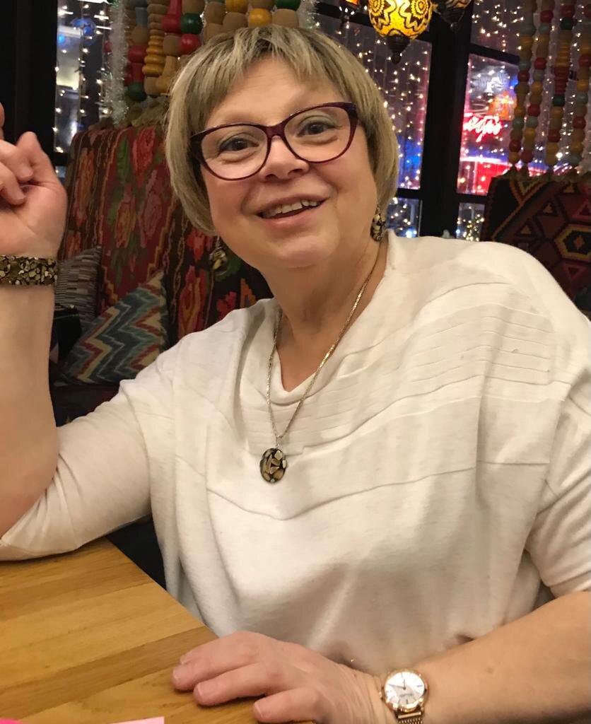 Время, время, почему так быстро ускользаешь, утекаешь, убегаешь?! 
ТОРМОЗИ! ЗАМРИ ТАК ПРОСТО! 
В тиши ночной дай жизнью насладиться;
Позволь  цветок увидеть раз в году цветущий;
Коровку божию так медленно ползущую,  магнитом тянущую взор;
Друзей  увидеть, вспомнить первые свидания и цвет волос мальчишки , что милее всех;
Впитать  в себя все запахи из детства, запомнить мамин смех до мелочей...                                
НЕТ-НЕТ, не тормози! Оставь как есть! Крути, верти в водовороте жизни.
Мы все успеем! Просто надо ЖИТЬ!!!

Сашенкова В.М. 2002 г.