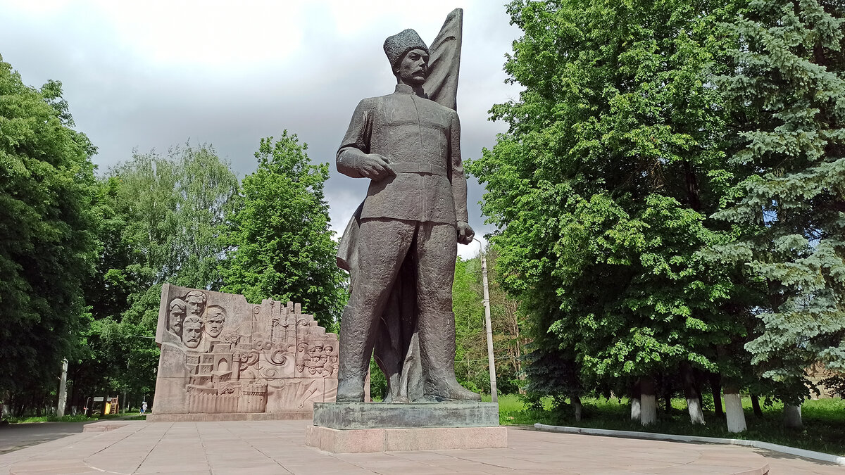 Памятник Федору Солнцеву и «26 бакинским комиссарам» расположен напротив Петровской аллеи, у входа в парк «ЦПКиО имени Солнцева» на улице Гагарина