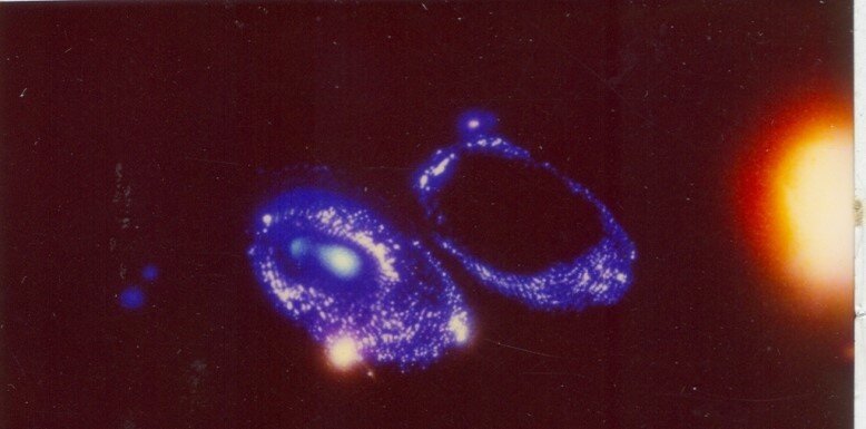 Фрагмент снимка. Инна 29 лет. Кадр I. Исходно. в поле разрывы. Пробои. Кадр II. После прочтения девяти канонических молитв разных религий и мысленного обращения к ангелам с просьбой быть рядом.