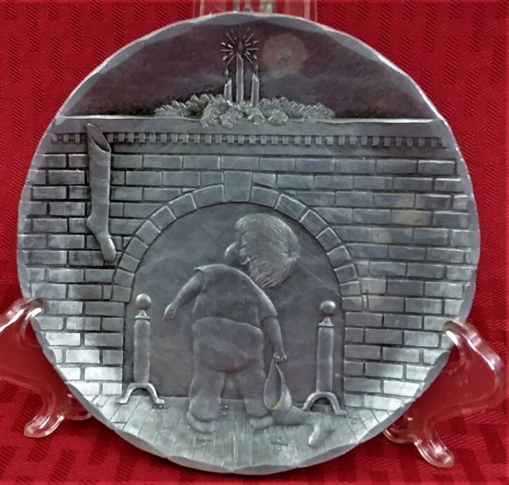 Металлическое блюдо Wendell August Forge.