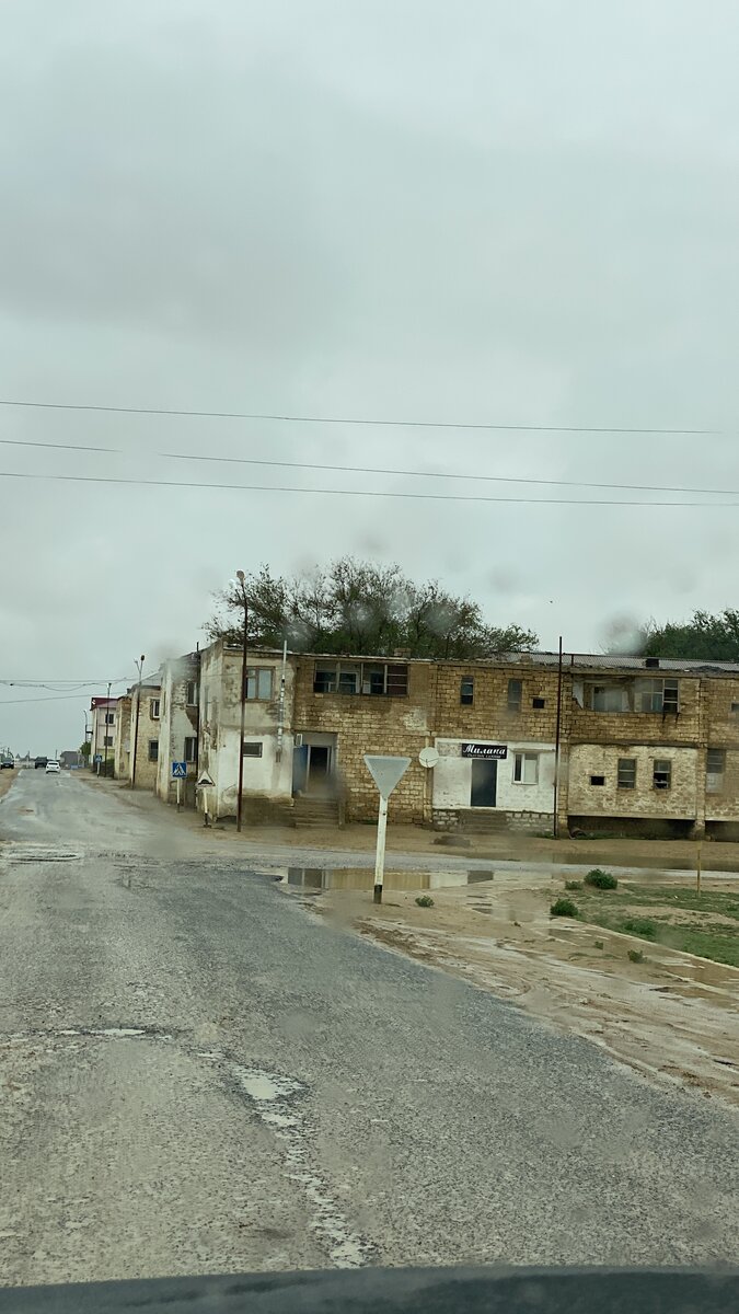 Тоска и уныние: как выглядит казахский аул среди нефтяных скважин ...