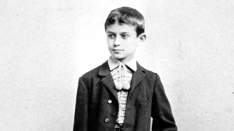 «Как-то ночью я все скулил, прося пить. Отец велел мне замолчать, но его угрозы не возымели действия. Тогда он вынул меня из постели, вынес на балкон и оставил там одного в ночной рубашке перед запертой дверью. Спустя годы я все еще страдал от мучительного предчувствия, как огромный мужчина, словно какая-то высшая инстанция безо всякой причины может подойти ко мне и вынести посреди ночи на холодный балкон. Вот, значит, каким ничтожеством я был для родного отца».