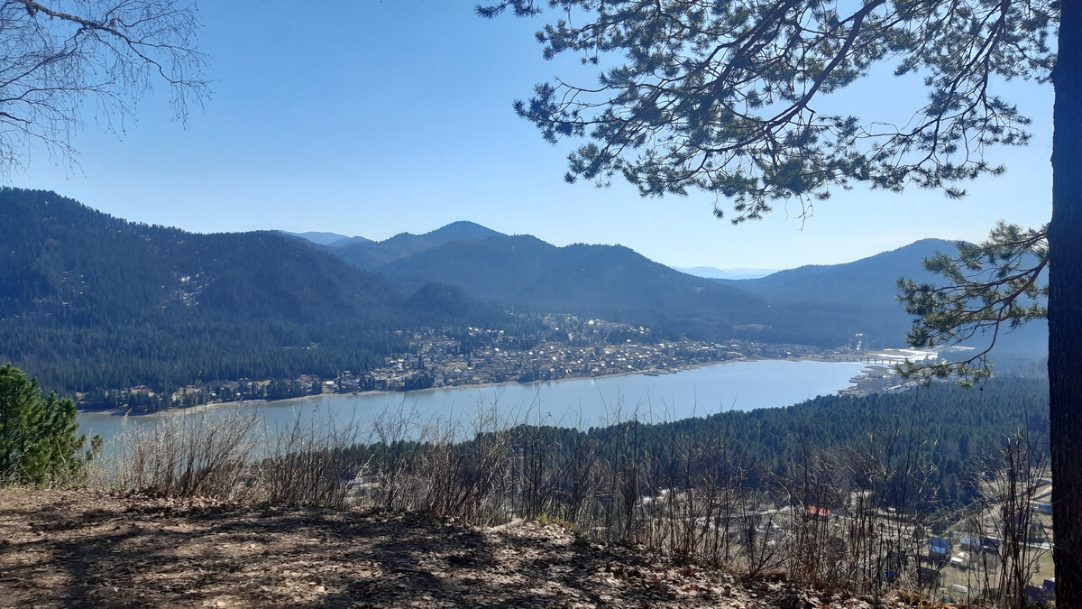 Вид на Телецкое озеро с горы Тилан-Туу