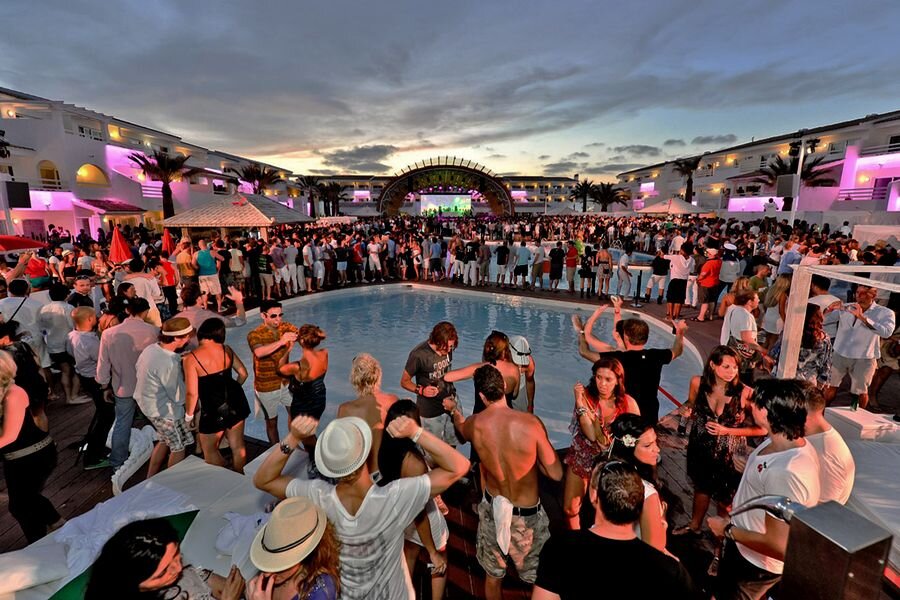 Вы видите Ushuaia Beach Club, Ryanair видит наиболее вероятных пьяных дебоширов: самыми опасными признаны молодые пассажиры, отправляющиеся из Манчестера и Глазго на Ивису и в Аликанте. Им запрещено проносить в салоны самолётов Ryanair любой алкоголь